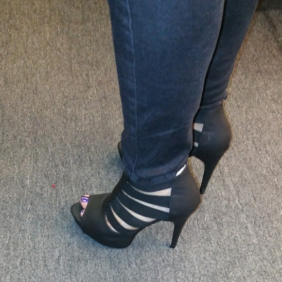 *SOLD* New Women's Strappy Heel Shoes - Picture 2 of 8